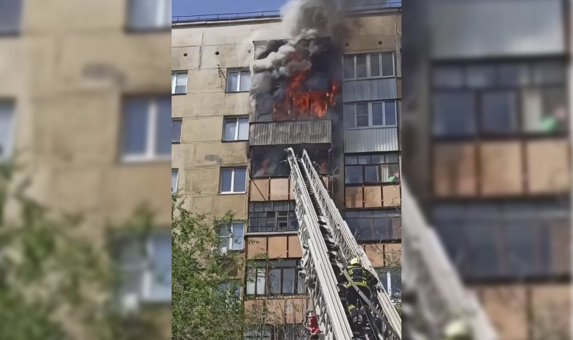 Пламя окутало три балкона многоэтажки на Островского