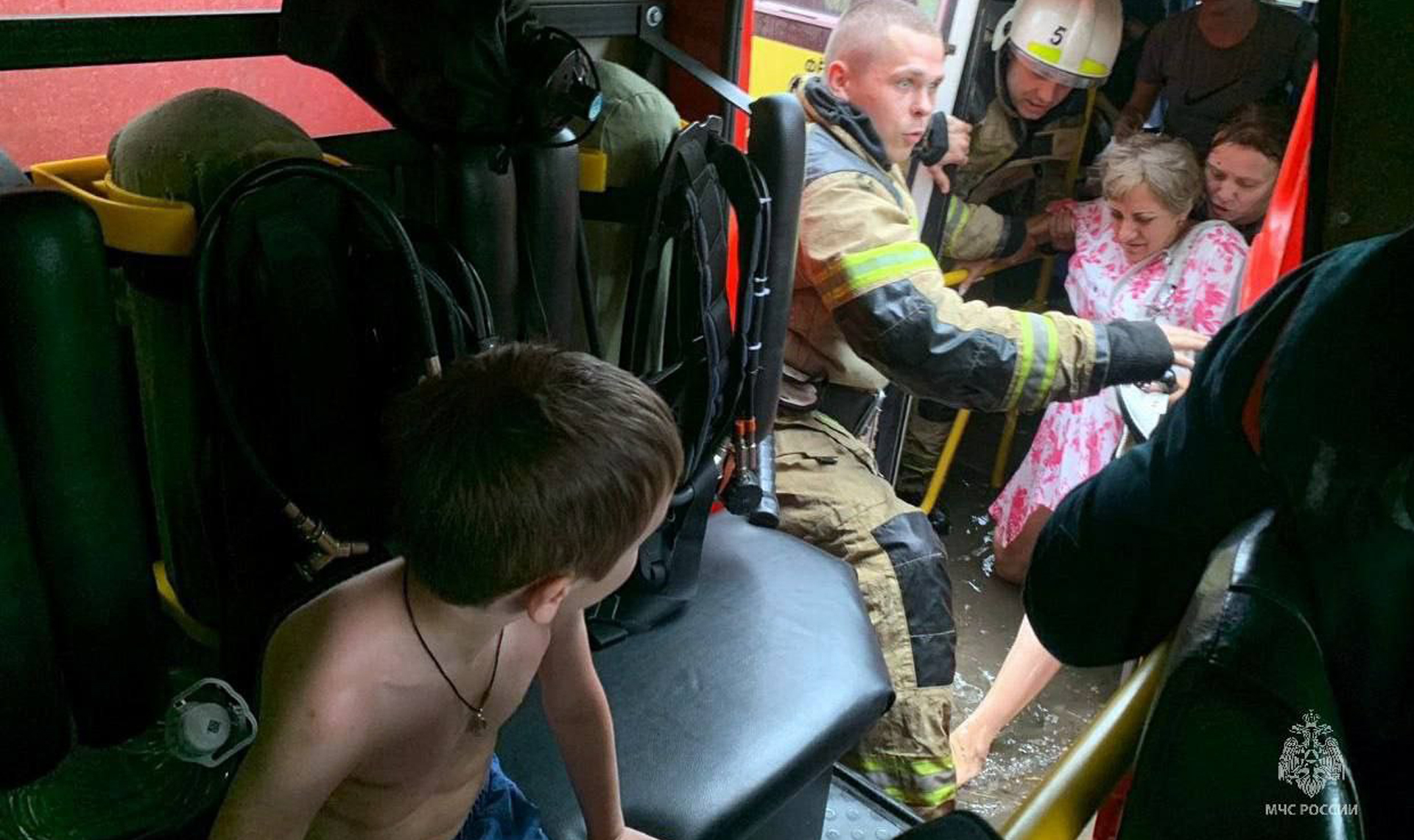 В Челябинске пожарные помогли пассажирам выбраться из маршрутки, застрявшей  на затопленной дороге