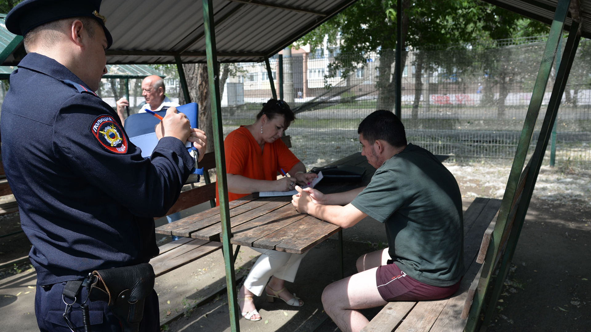 В Челябинске на двух мужчин составили протокол за купание в опасном месте