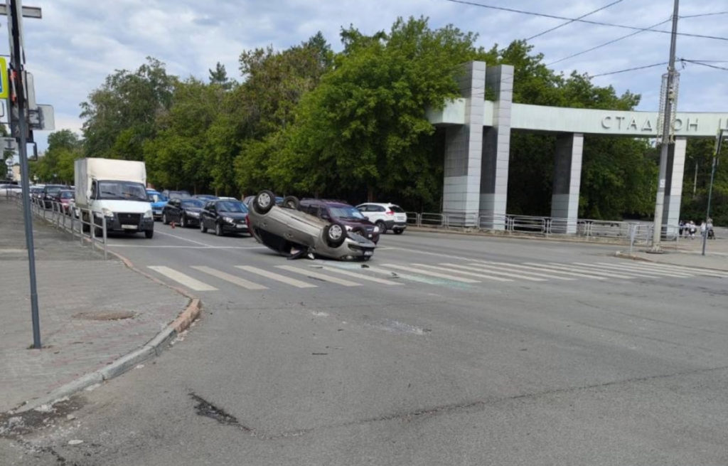 В центре Челябинска от столкновения перевернулся автомобиль