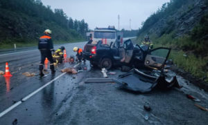 От столкновения с внедорожником легковушка превратилась в груду металла. Снова смертельное ДТП на М-5