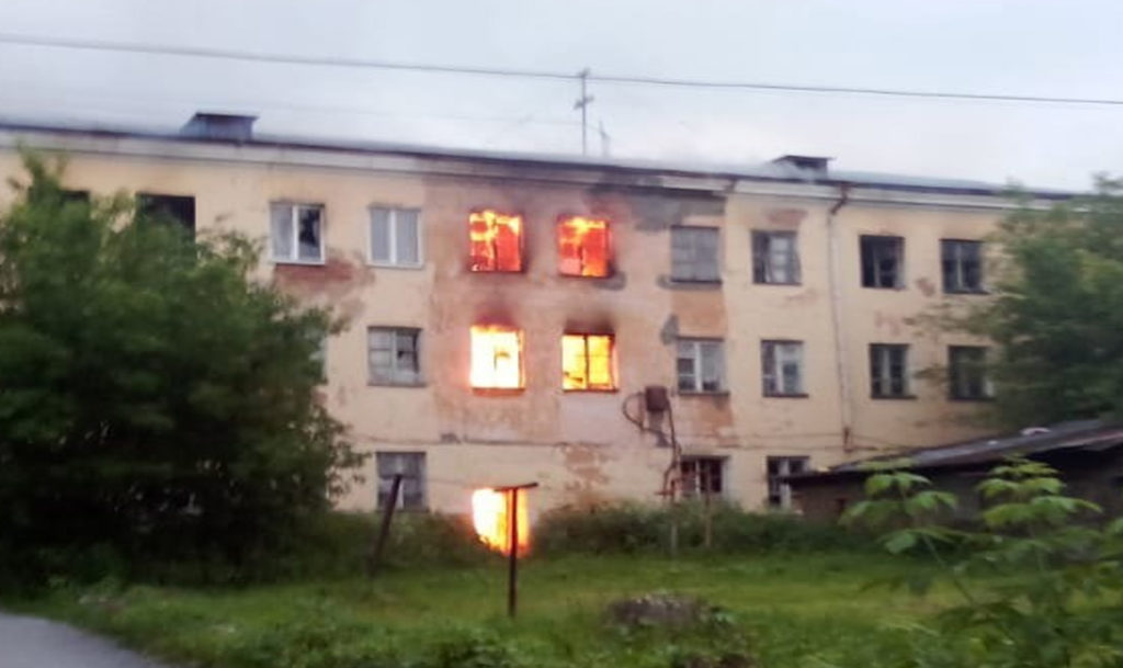 В Златоусте горело заброшенное здание