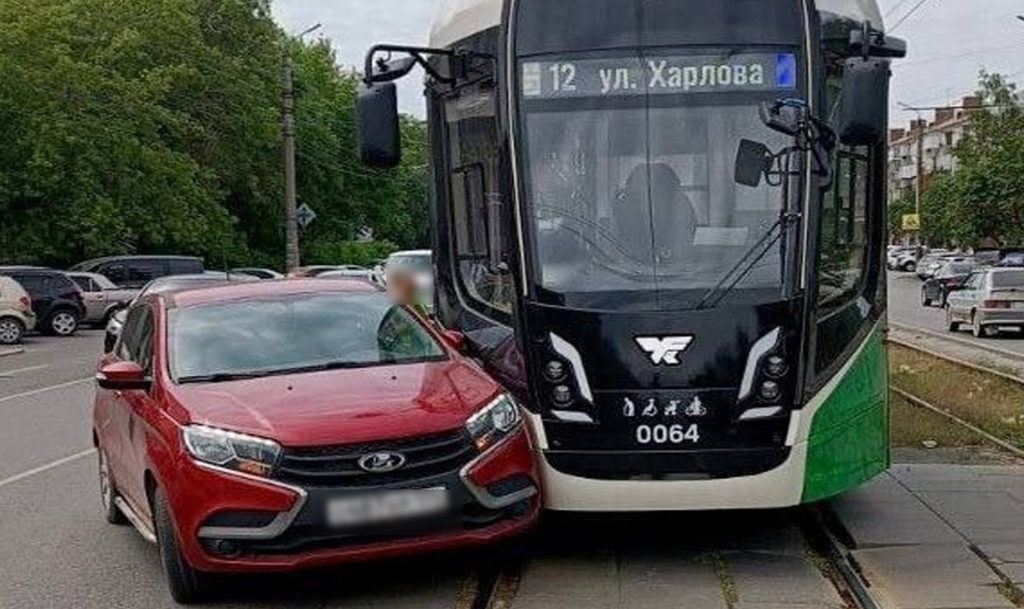 За месяц в Челябинске произошло 25 ДТП, из-за которых остановились трамваи и троллейбусы
