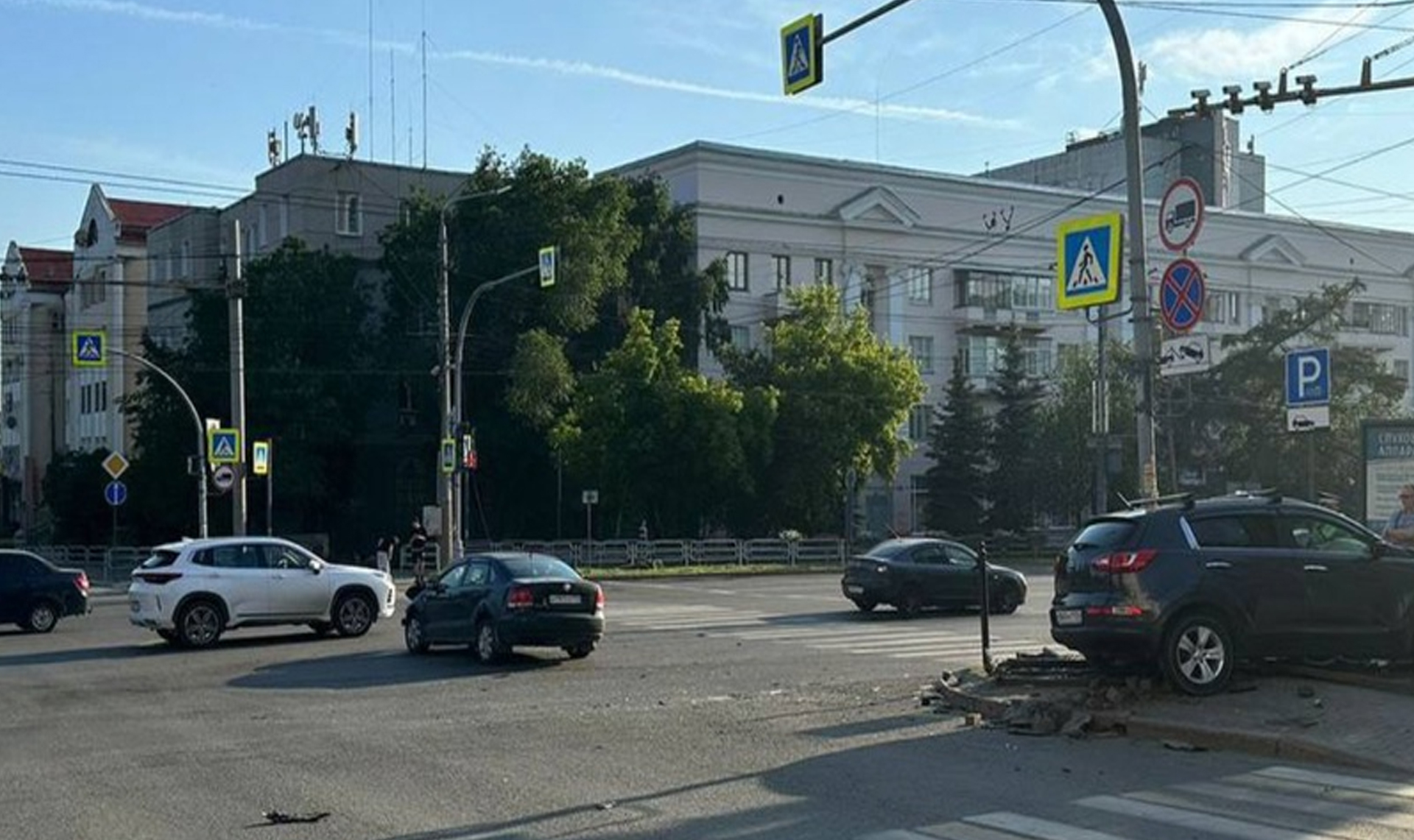 В Челябинске иномарка врезалась в столб после ДТП
