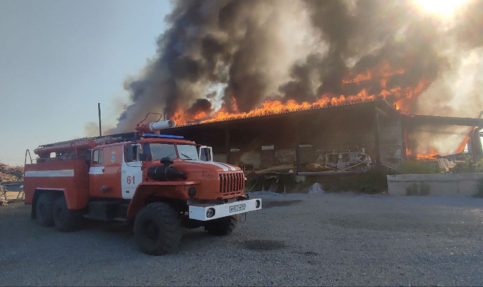 Крупный пожар произошёл на пилораме под Челябинском