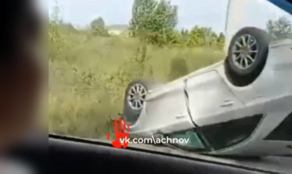 Машина перевернулась на трассе в Сосновском районе