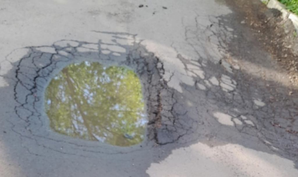 «Скоро грунт провалится под одной из машин». Жители Калининского района жалуются на состояние дорог во дворе их дома