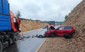 Ремни спасли жизнь? На трассе М-5 двое пассажиров легковушки пострадали при столкновении с «КАМАЗом»