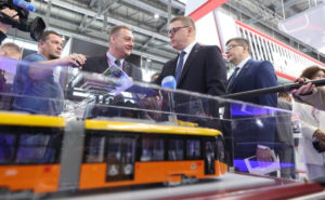Алексей Текслер представил передовых роботов на выставке «Иннопром»