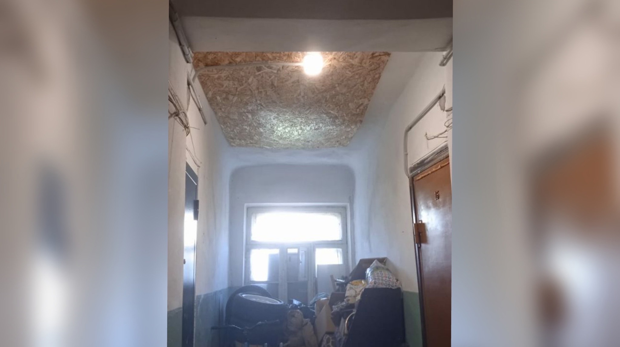 В доме на Социалистической, где рухнул потолок, заделали дыру