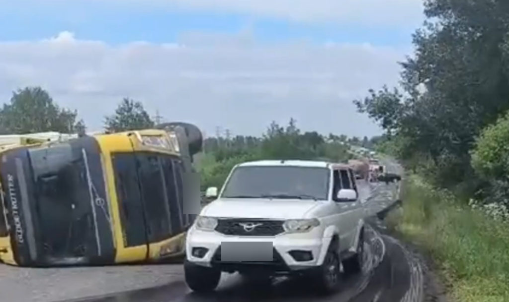 Три автомобиля столкнулись на дороге Западный обход в Сосновском районе