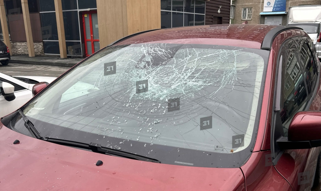 Машину разбили на улице Братьев Кашириных в Челябинске