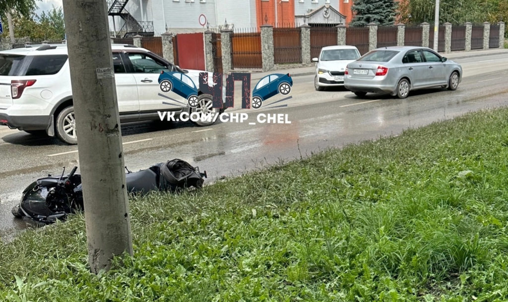 Иномарка и мотоцикл столкнулись сегодня в Челябинске на улице Куйбышева