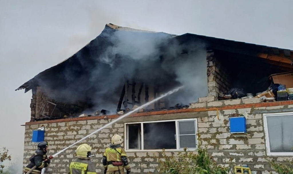 В поселке Полевом Сосновского района произошел пожар в частном доме размером 8 на 10 метров
