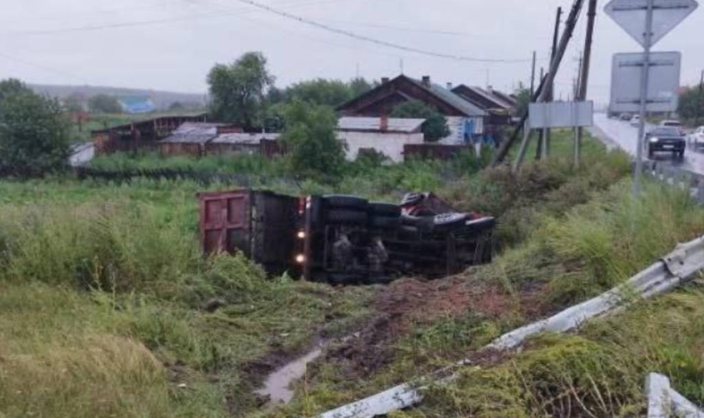 В Аргаяшском районе водитель грузовика не справился с управлением и съехал в кювет!