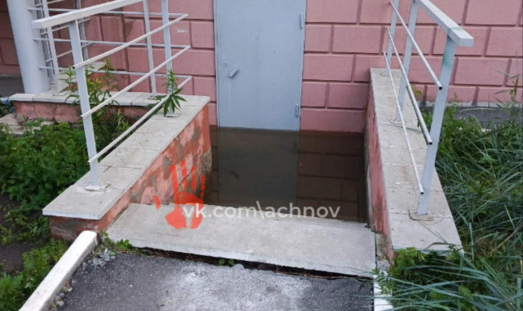 В Челябинске подвал жилого дома затопило сточными водами