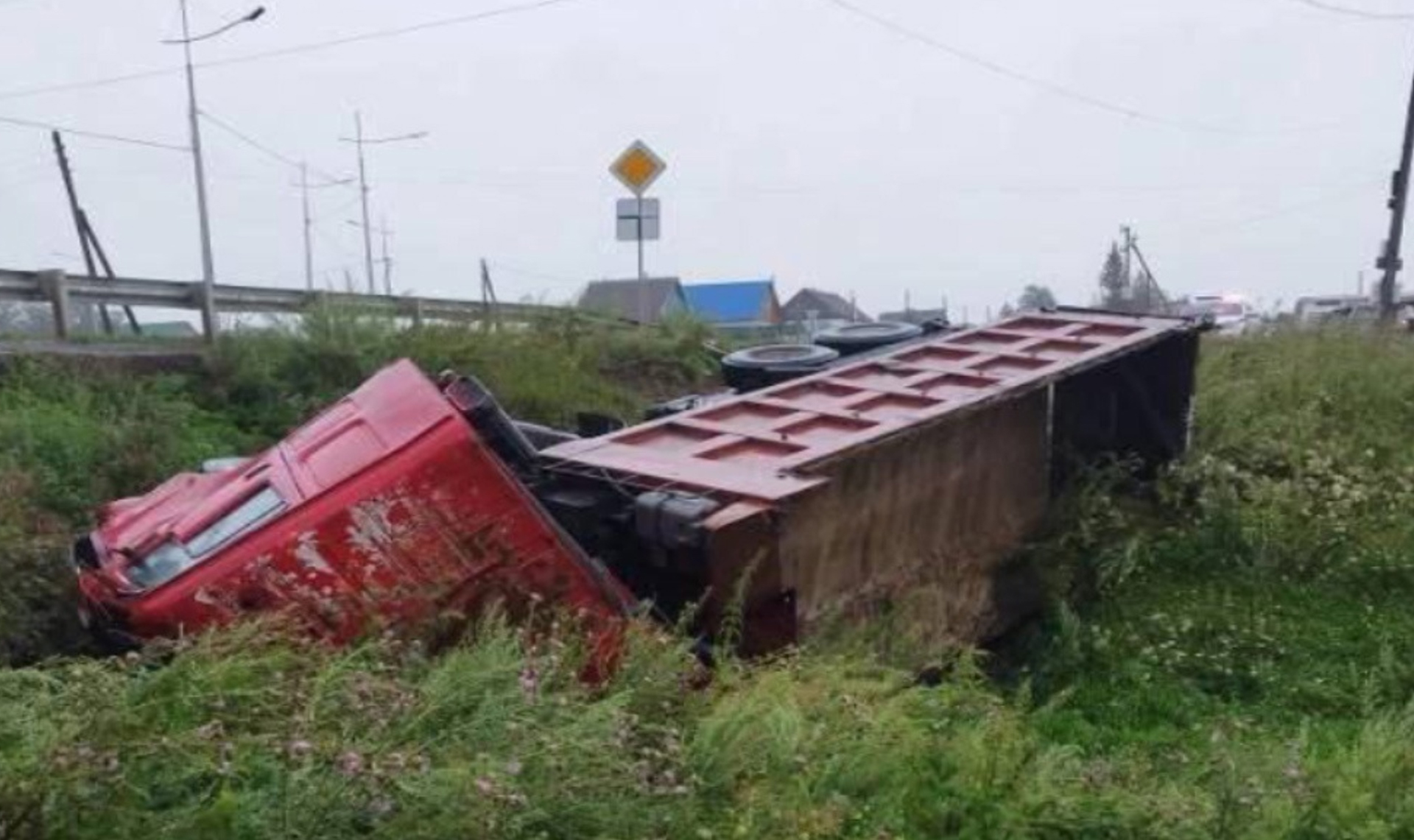 В Аргаяшском районе водитель грузовика не справился с управлением и съехал в кювет!