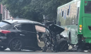 В центре Челябинска иномарка врезалась в пассажирский автобус