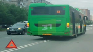 Около перекрестка Чичерина и ул. 250-летия Челябинска столкнулись автобус №64 и легковушка