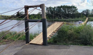 В Троицке восстановили подвесной мост