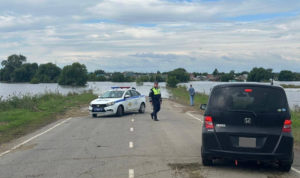 вода перелилась через дорогу