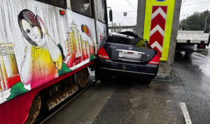 Серьезное ДТП с трамваем случилось под мостами на Копейском шоссе