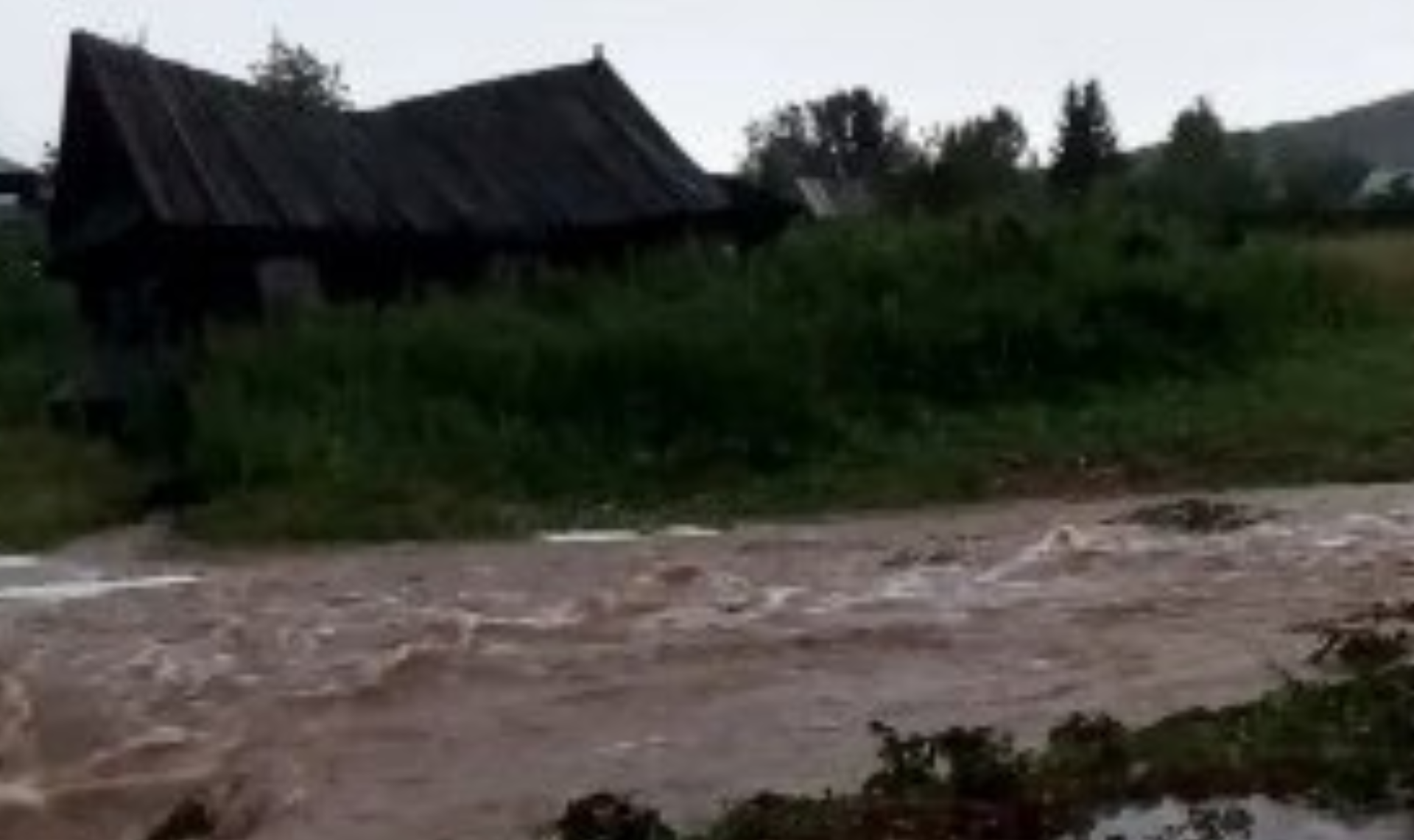 В Саткинском районе смыло мост, который соединял поселок с городом