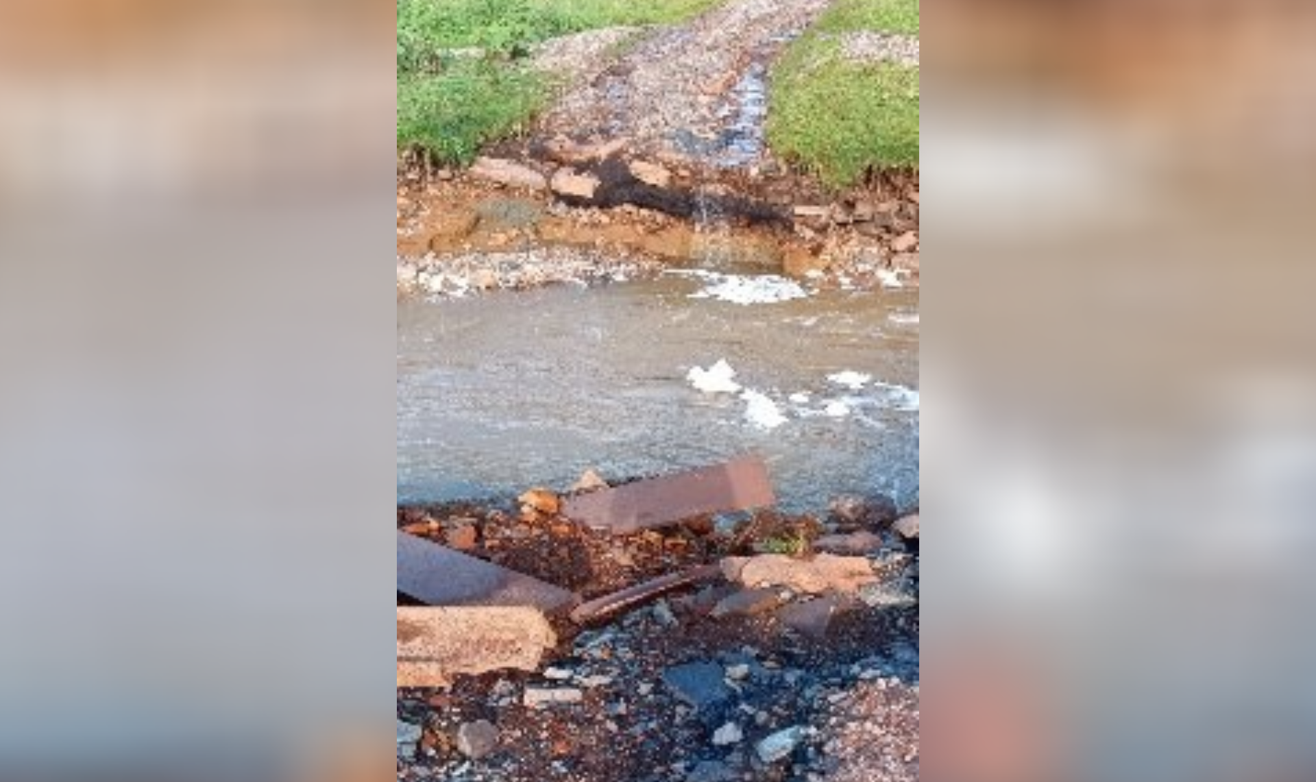 В Саткинском районе смыло мост, который соединял поселок с городом