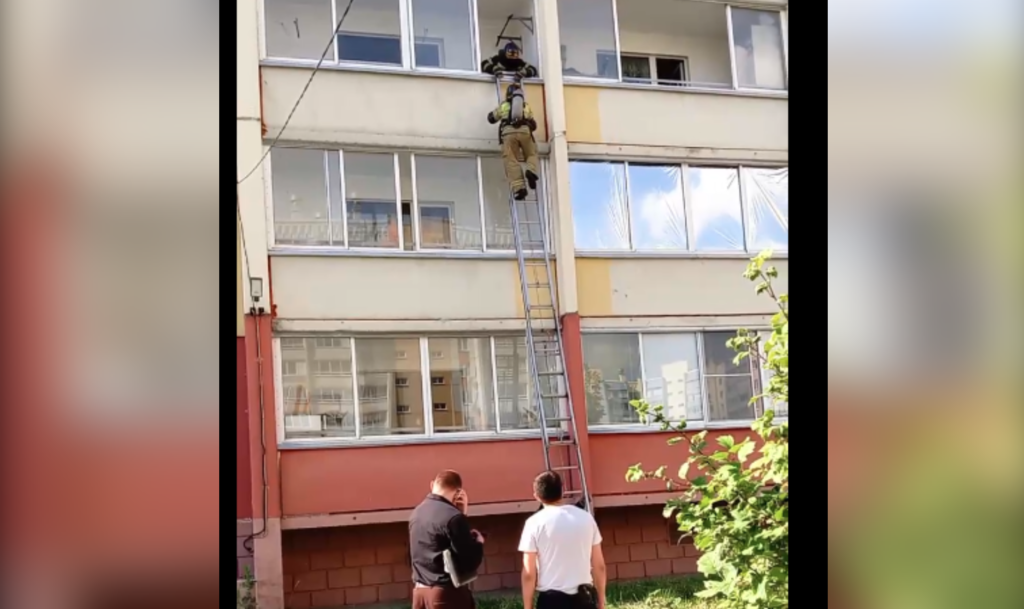 Тело аж лопнуло! Трупным запахом вынуждены дышать жители одного из челябинских домов 