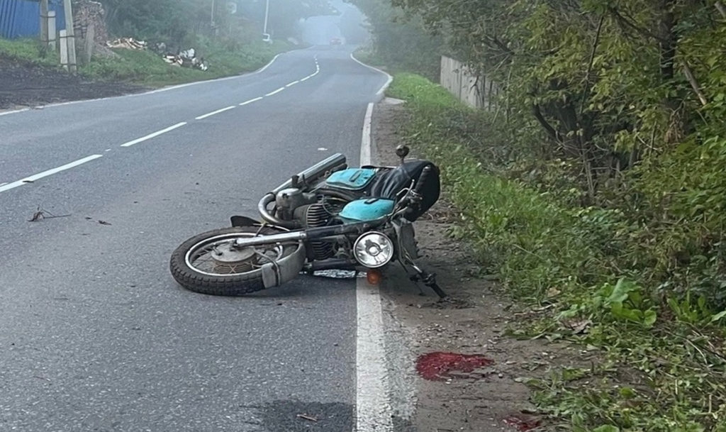 Бесправник на мотоцикле улетел в кювет в Аше