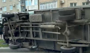 В Челябинске на дороге перевернулся грузовик