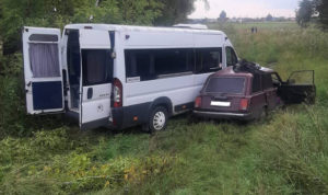 В Челябинской области водитель легковушки погиб в ДТП с микроавтобусом