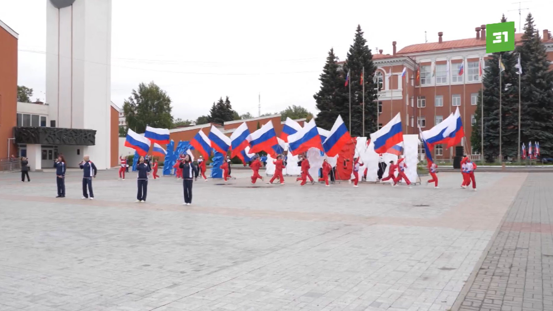 В День флага в Челябинске развернули 30-метровый триколор