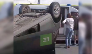 легковушка перевернулась после столкновения