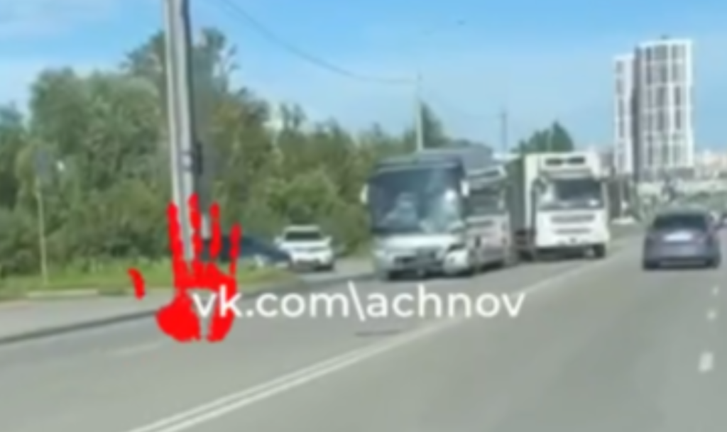 В ДТП попал автобус молодежной хоккейной команды