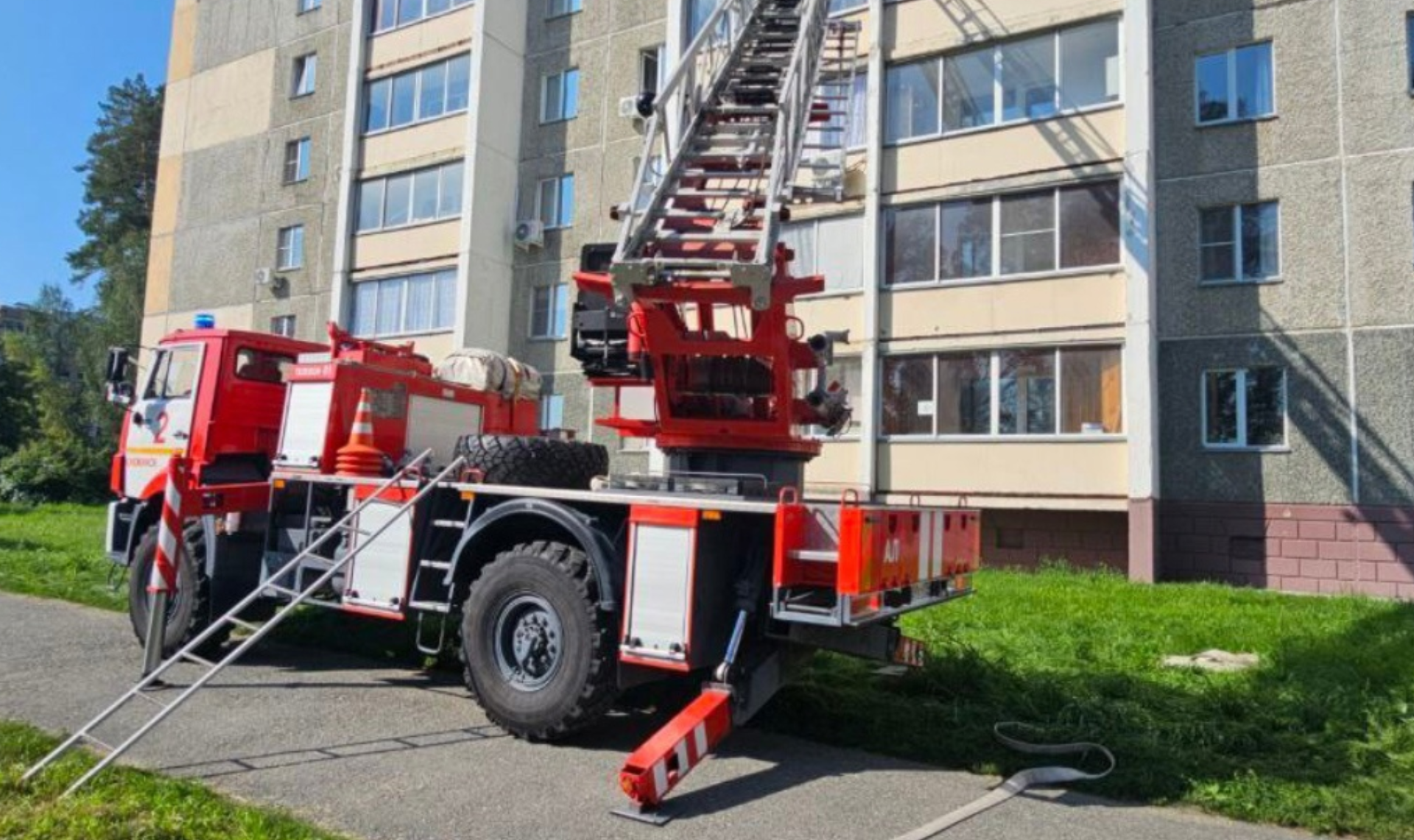 Полицейские заметили пожар, вызвали спасателей и бросились спасать человека! Всё случилось в Снежинске