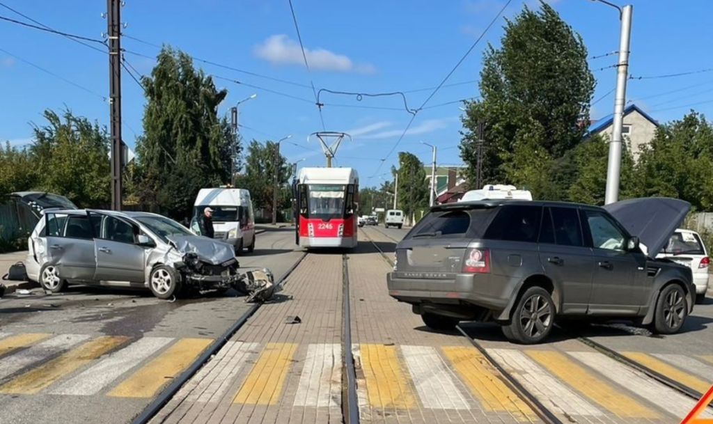 В Магнитогорске молодой парень на "Лендж Ровер Спорт" не уступил дорогу "Опелю Зарина"