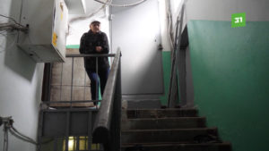 Жители дома на проспекте Победы не могут добиться уборки на крыше