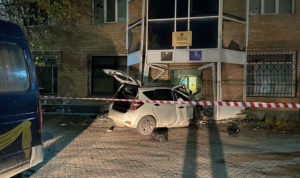 В Еманжелинске иномарка врезалась в здание администрации