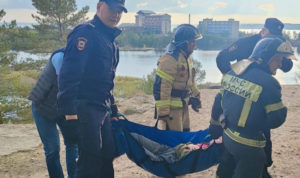 На карьере Изумрудный с 7-метровой высоты упала девушка