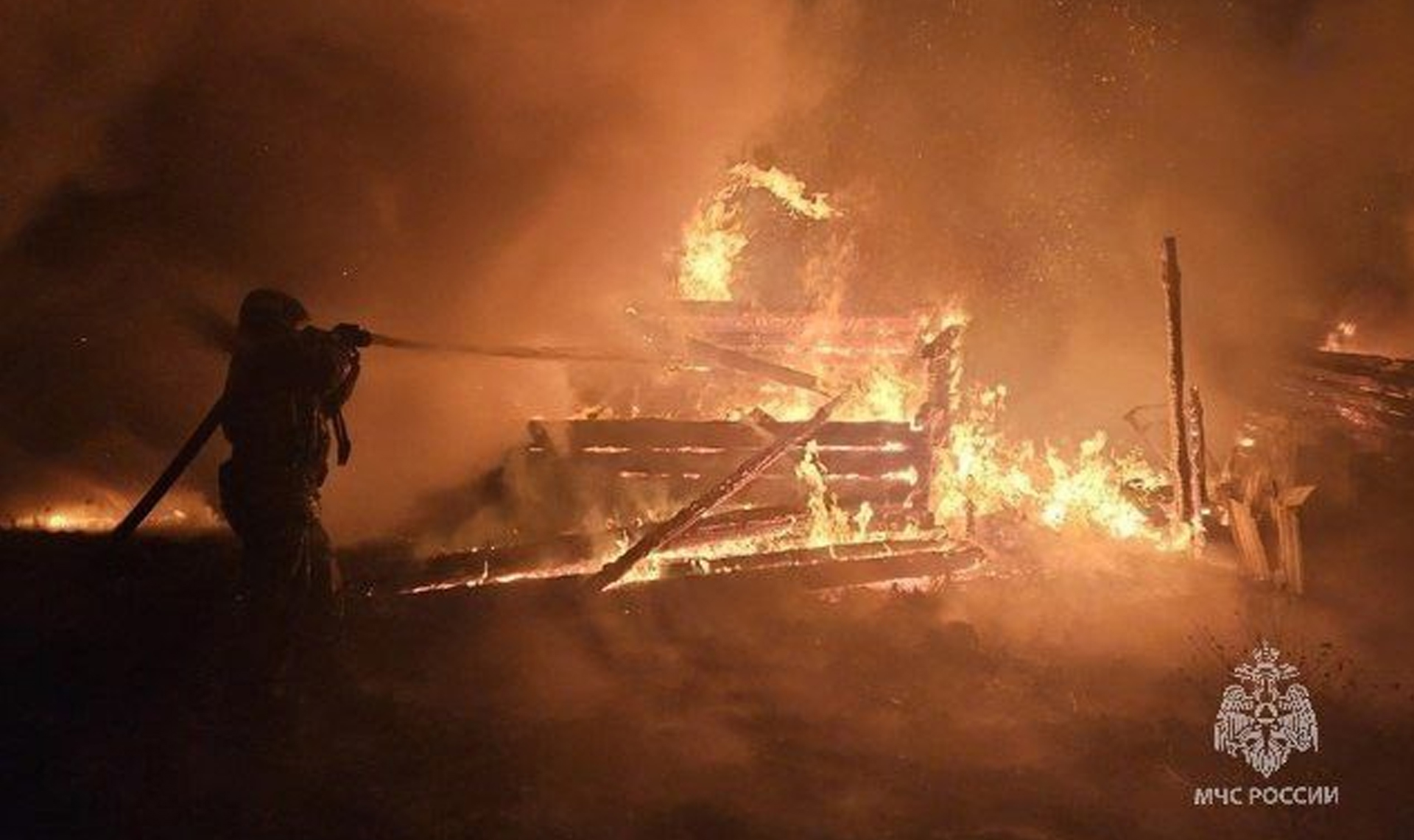 МЧС опубликовало фото с пожара в Кусе, где сгорел дом одной из южноуральских семей