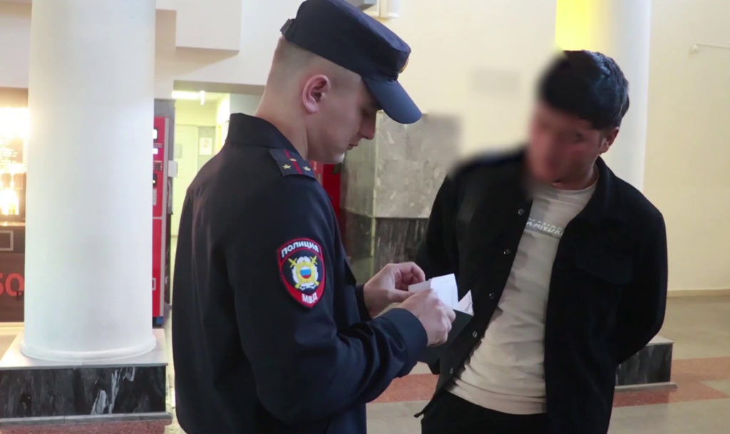 Полицейские обнаружили в Челябинске трех мигрантов, нелегально проникших в Россию