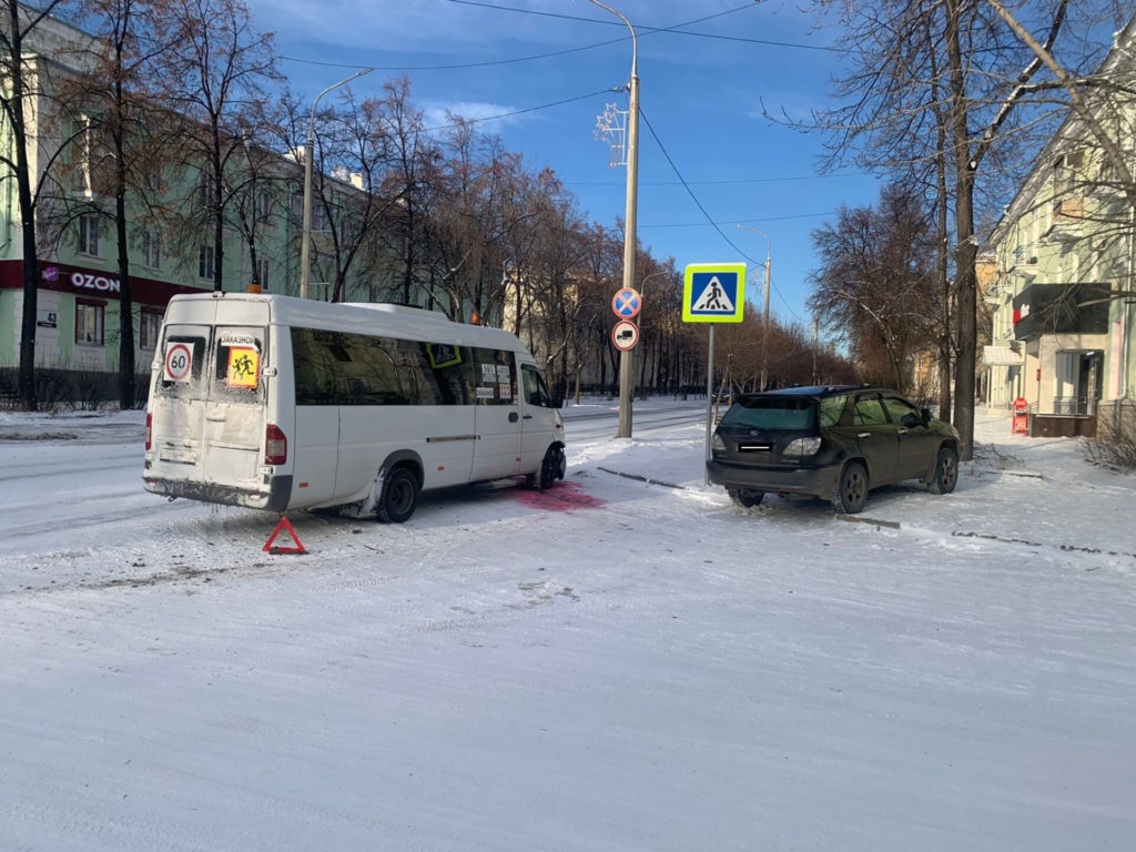 "Мерседес" не пропустил "Лексус" в Озёрске