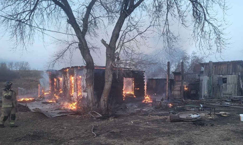 Дом и хозпостройки сгорели в поселке Казанцевский Верхнеуральского района