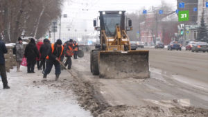 Будни в Челябинске начались со снегопада и пробок