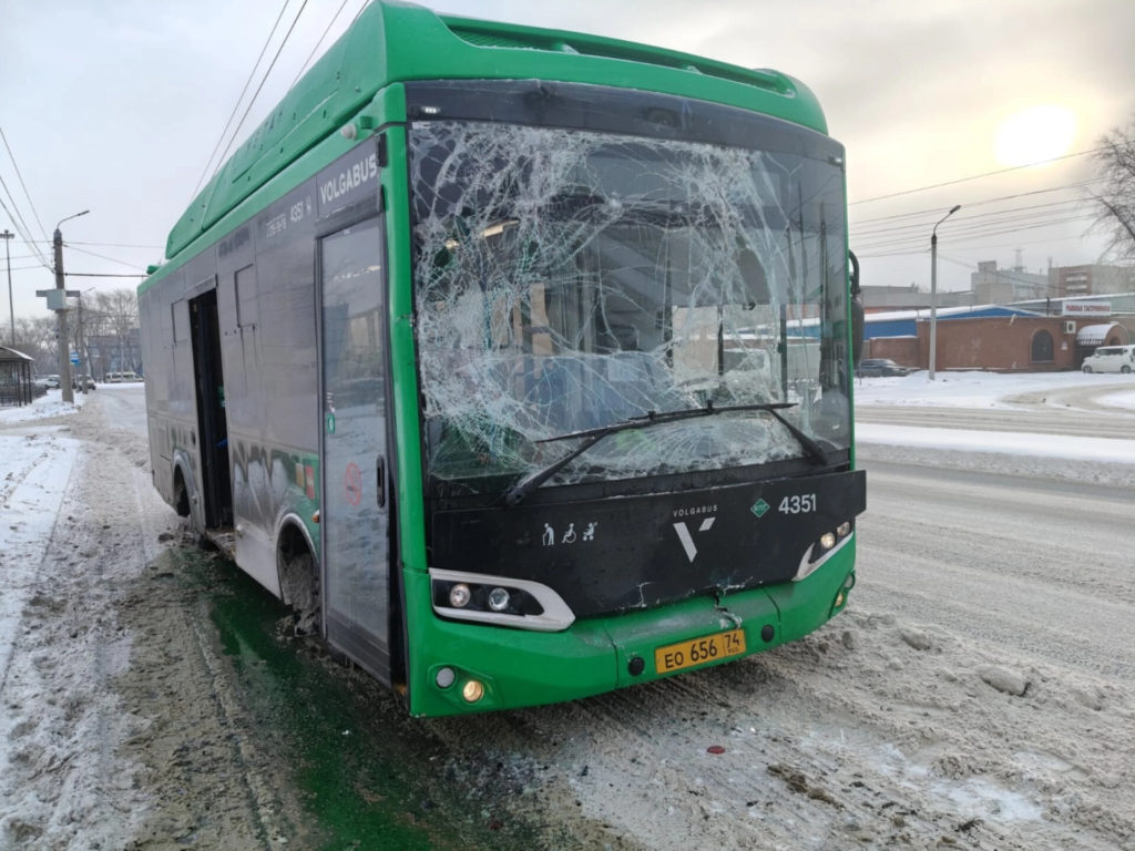 Стекла выбиты, на полу осколки! Два автобуса столкнулись на Копейском шоссе 