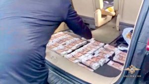 Дома у подозреваемых нашли много налички