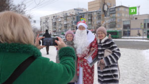 Валерий Гартунг в костюме Деда Мороза поздравил челябинцев с наступающими праздниками