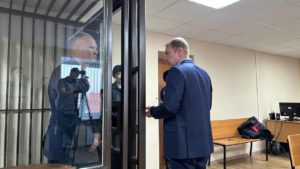 Станислав Харченко общается с адвокатом