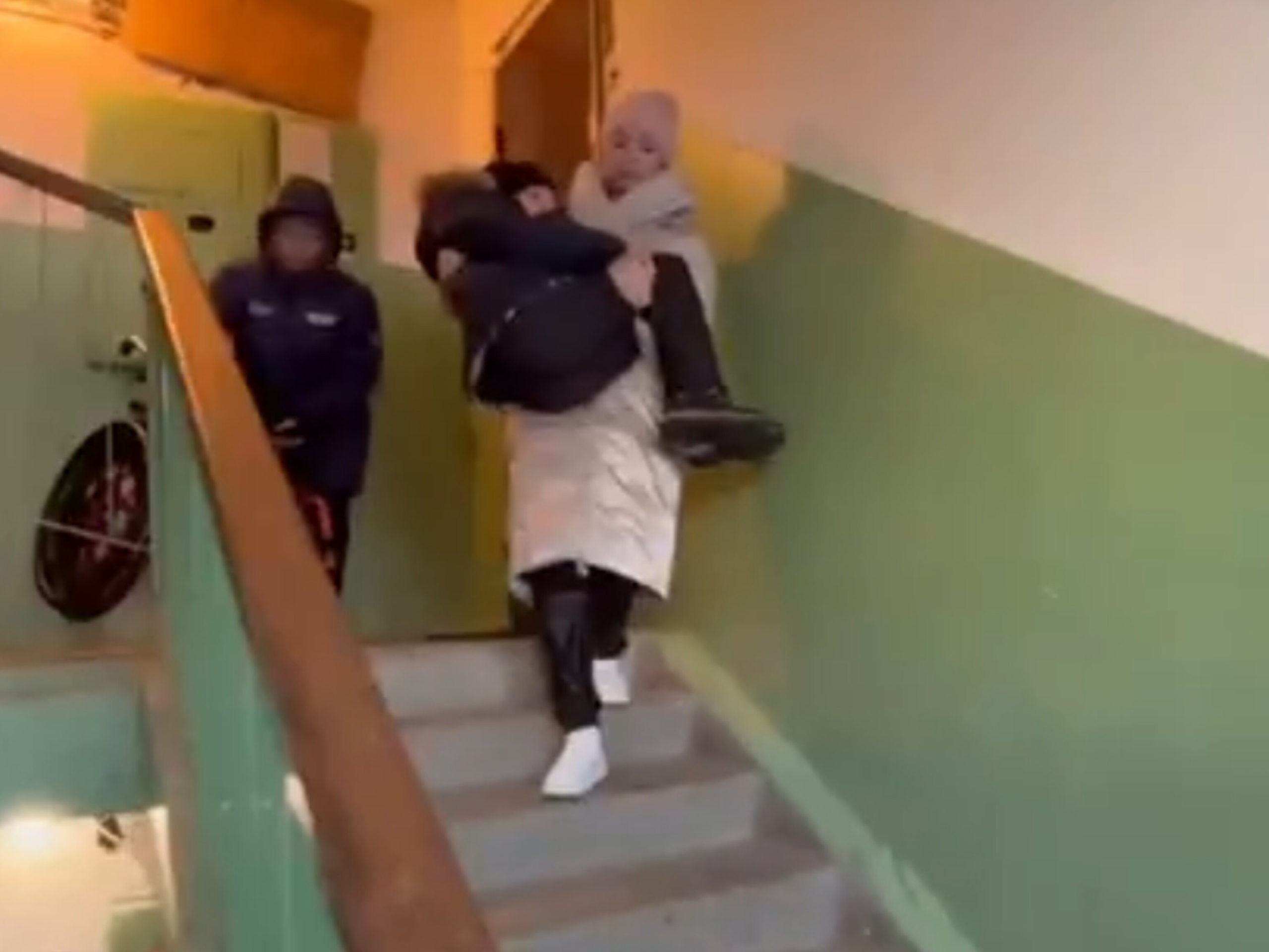 В Чебаркуле 12-летний мальчик Мирон, страдающий спинально-мышечной атрофией, обратился к Владимиру Путину с просьбой установить электропандус в своем подъезде